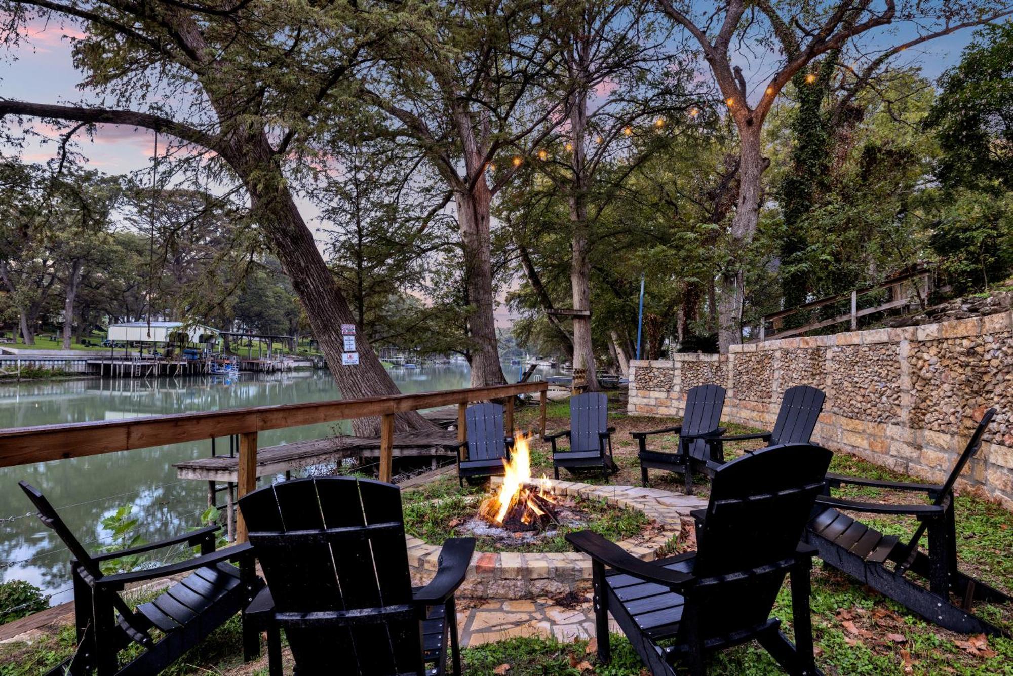 Luxury Lakefront Oasis With Boat Dock-Firepit McQueeney Bagian luar foto